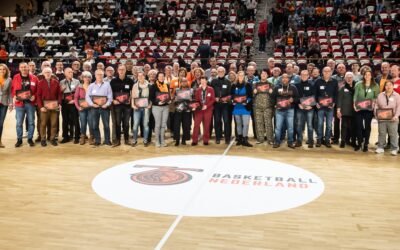 Hulde aan de Living Legends die al 75 jaar het Nederlandse basketball dragen