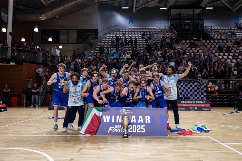 Donar M19 verslaat ZZ Leiden om het kampioenschap basketball te winnen.