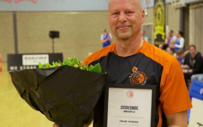 Edward van Ruiven ontvangt Bondsspeld voor verdiensten binnen de basketbalsport