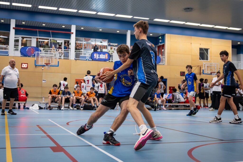 Twee teams in actie tijdens Jr. NBA League in Den Haag, 2024.