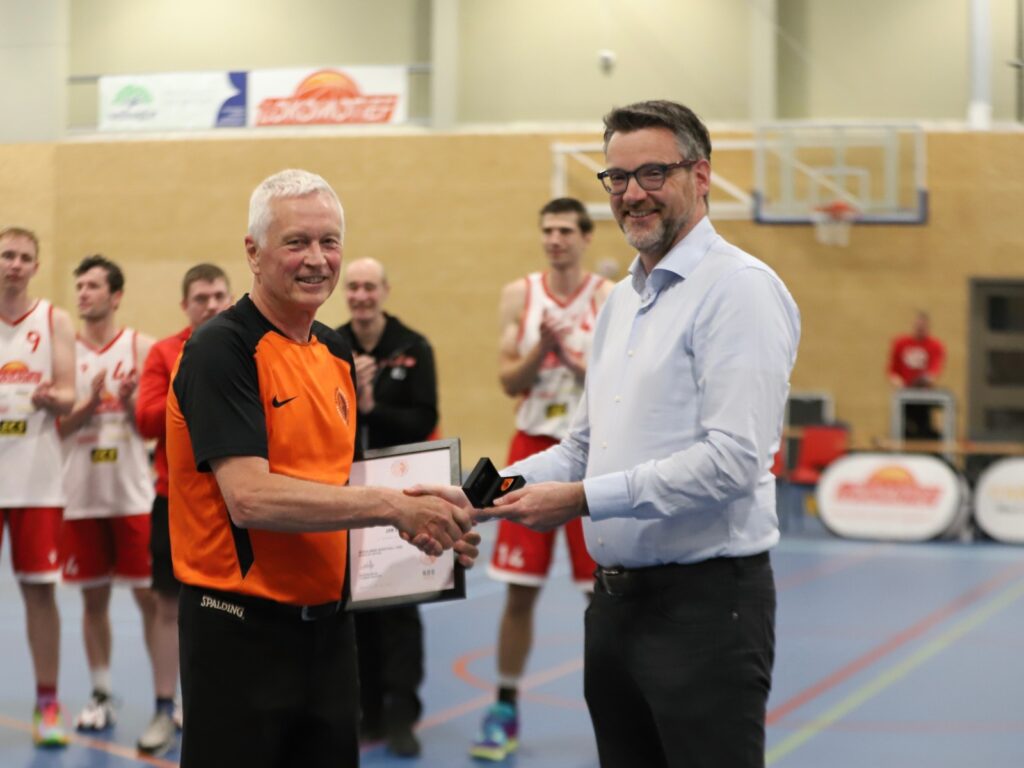 Jan Goedhart ontvangt een bondsspeld van de NBB