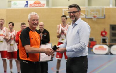 Jan Goedhart ontvangt Bondsspeld voor vijftig jaar scheidsrechterschap