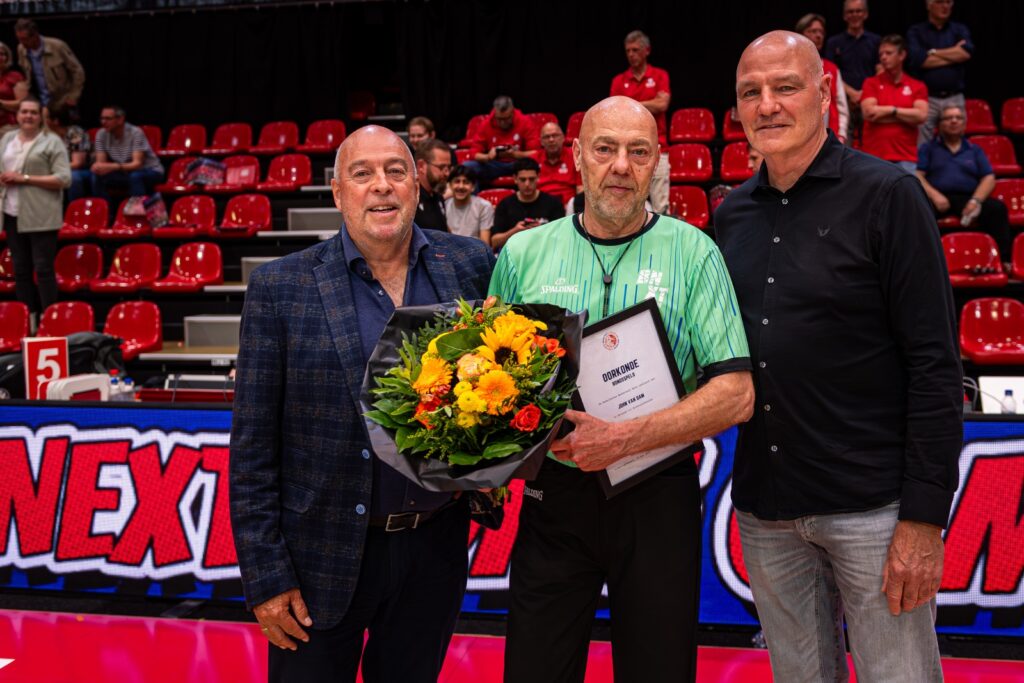 John van Dam ontvangt de NBB bondsspeld