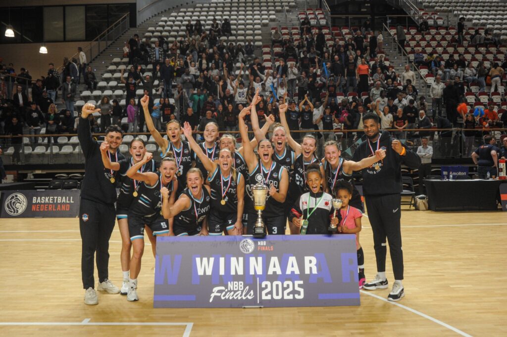 Helpside CobraNova wint titel promotiedivisie bij de vrouwen