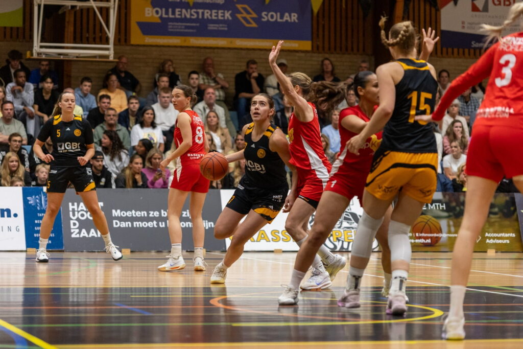 Noor Driessen drivet naar de basket in een Finals wedstrijd tegen TopKip Lions
