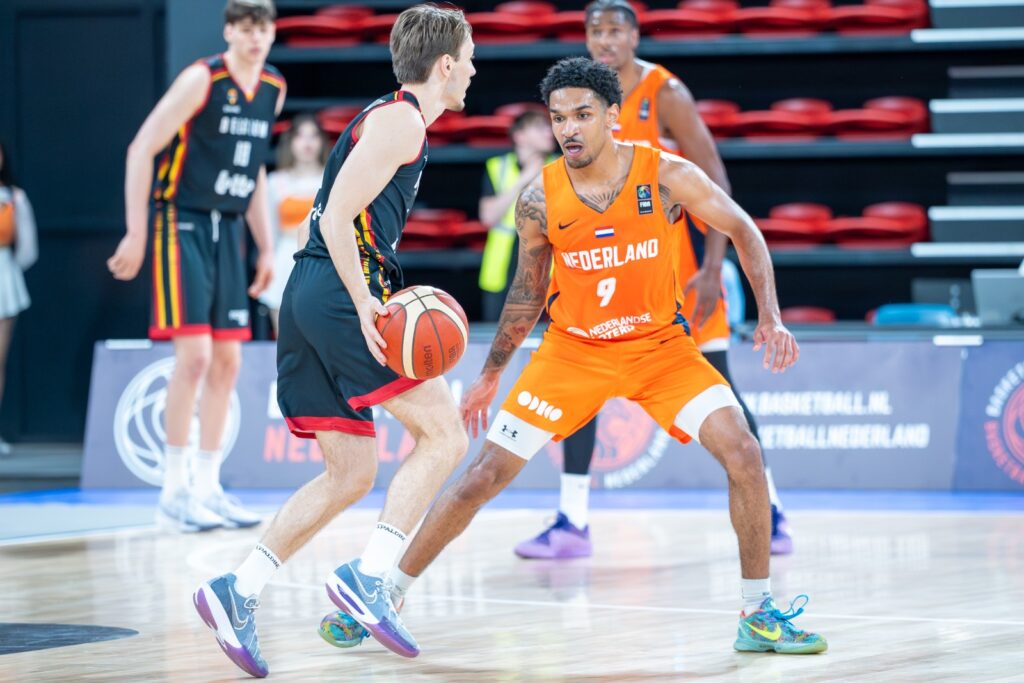 Joryam Saizonu is één van de jonge spelers die in 2025 deeluitmaken van de Young Orange Lions. Hier in actie tegen België (juni 2024).