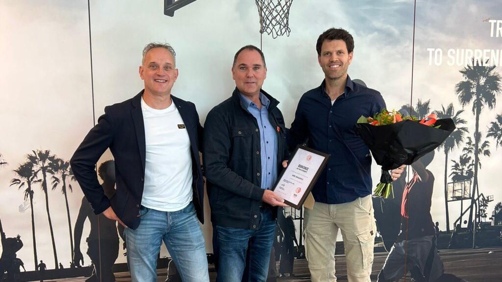 Karel Kraaijeveld (midden) wordt erkend als Lid van Verdienste van de Nederlandse Basketball Bond (juni 2025).