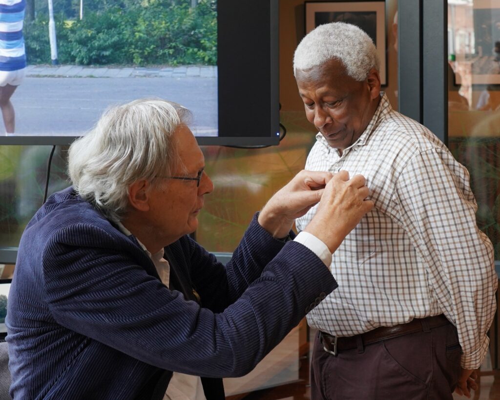 Marcel Welch ontvangt de bondsspeld van de Nederlandse Basketball Bond (NBB).