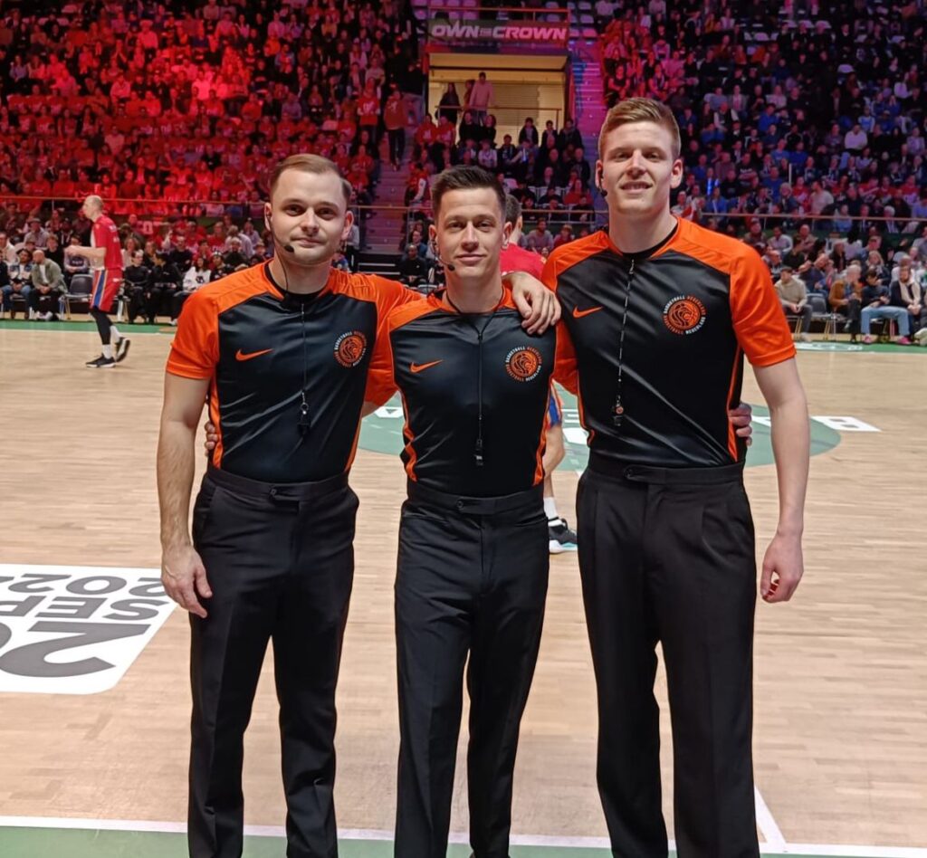 De huidige afbeelding heeft geen alternatieve tekst. De bestandsnaam is: FIBA-refs.jpg