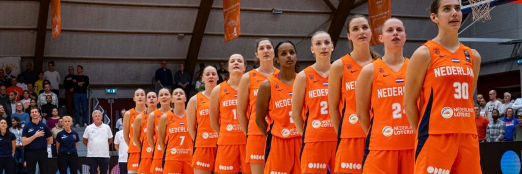 Het nationale vrouwenteam in line-up vóór een interland, oktober 2024.