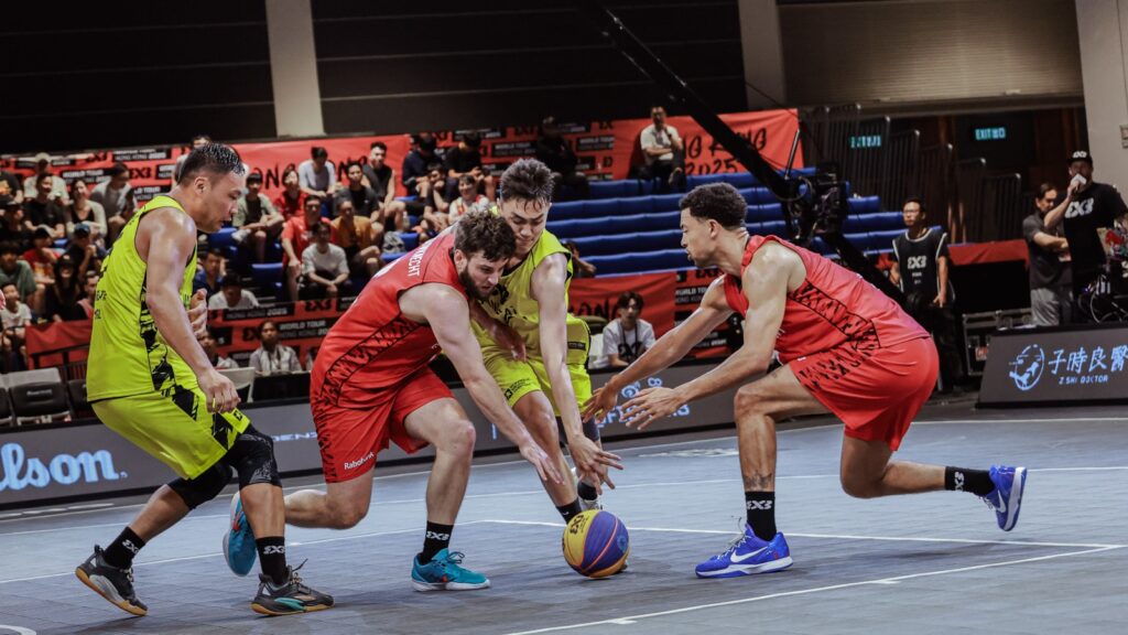 Maarten Bouwknecht (l) en Bryan Alberts vechten voor de bal tijdens de World Tour Hongkong (juli 2025)