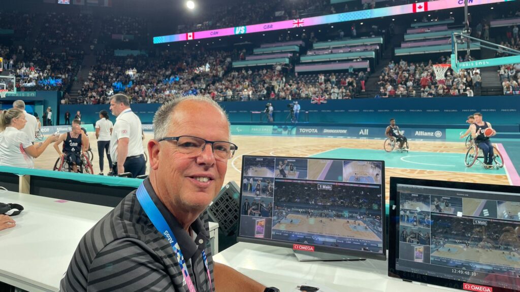 Edwin Wallaart aan het werk als referee official