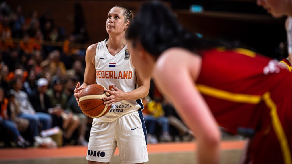 Laura Cornelius legt aan voor een vrije worp tegen Spanje