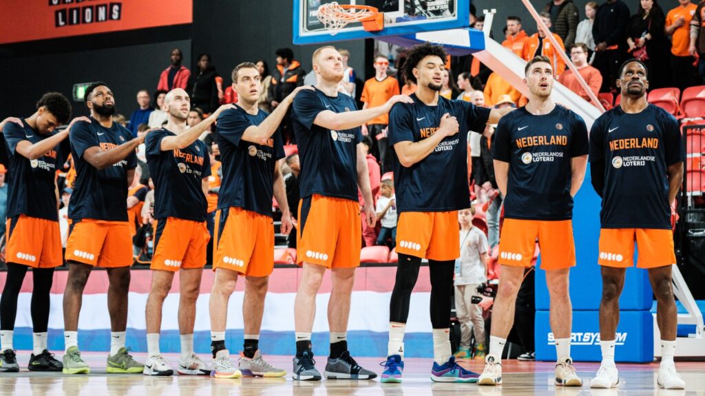 Het Nederlandse mannenteam basketball voor een wedstrijd tegen Groot-Brittannië (foto Mick Snijders)