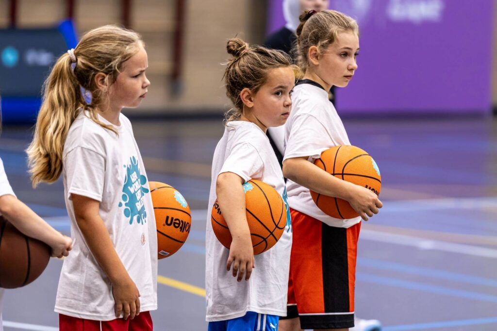Deelnemers maken kennis met de sport tijdens een She Got Game-evenement (2025)