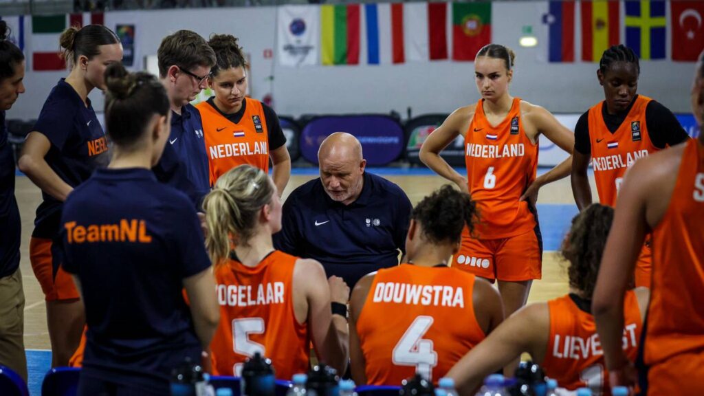 Anne van Dijk coacht de vrouwen U20 tijdens het EK in 2025.