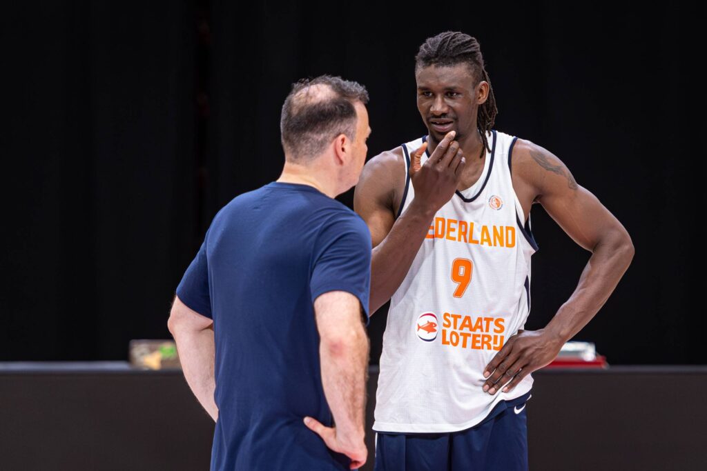 Shaquille Rombley in gesprek met coach Johan Roijakkers (juni 2026)