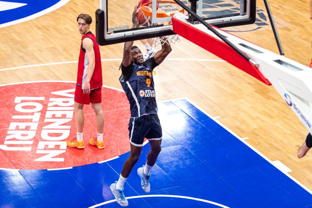 Shaquille Rombley dunkt tijdens een training met het Nederlands team (juni 2026)