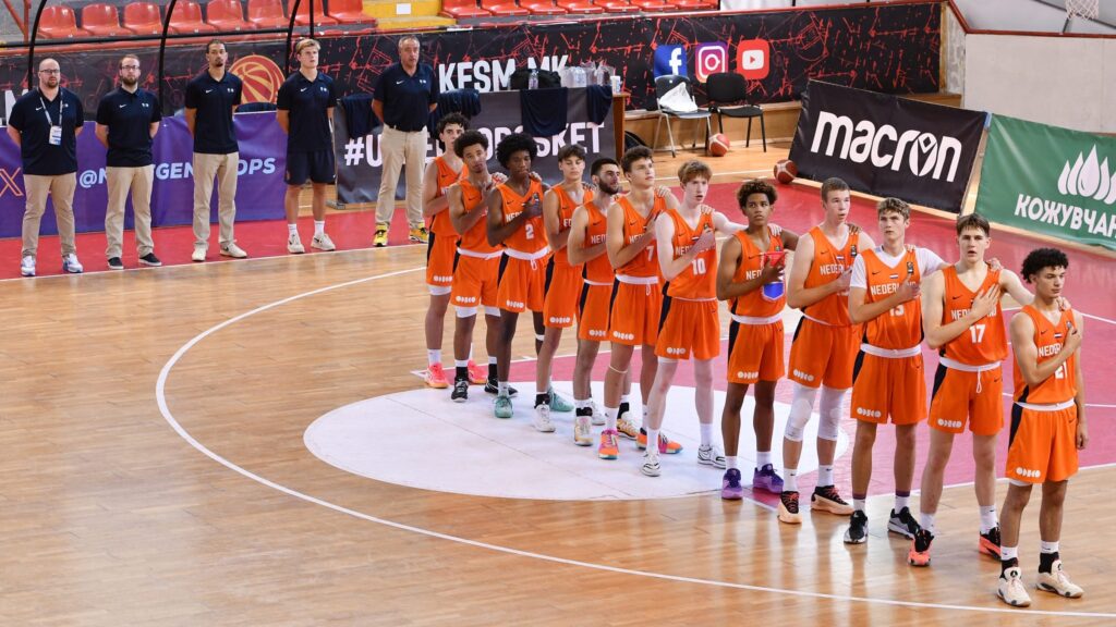 Mannen U16 vóór een interland op het EK 2024.