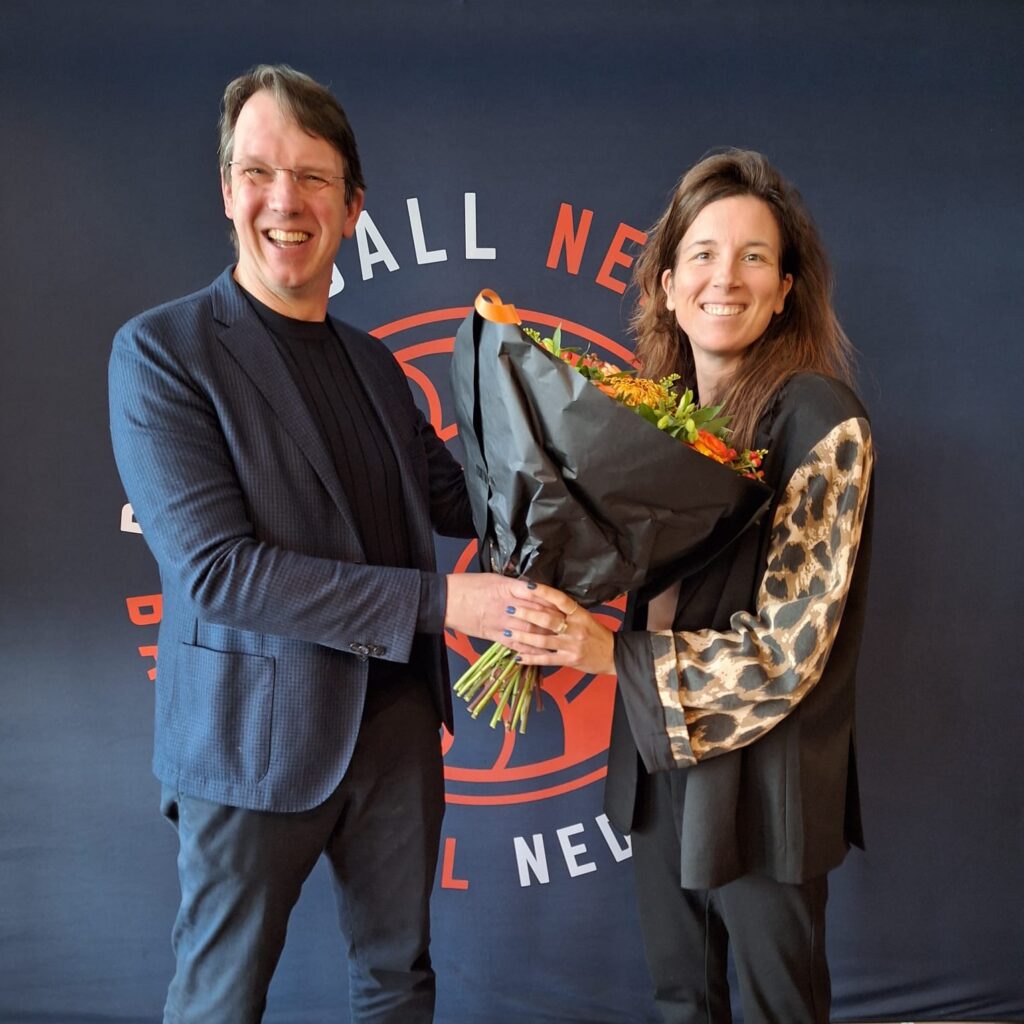 Laura van Leeuwen (r) neemt afscheid als bestuurslid van de NBB (november 2025)