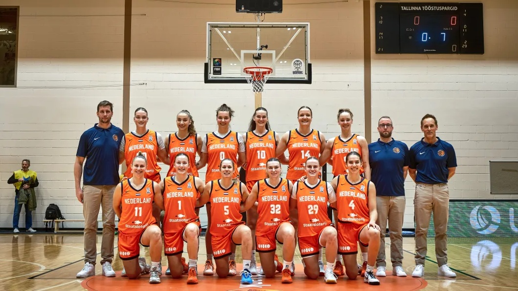 De Orange Lions-vrouwen voorafgaand aan een uitduel tegen Estland (november 2025)