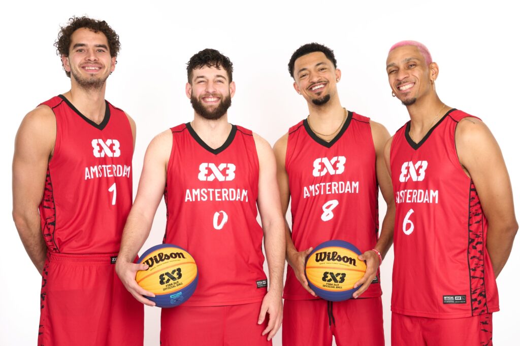 Jan Driessen, Maarten Bouwknecht, Bryan Alberts en Worthy de Jong, poserend voor een WT stop (2025).