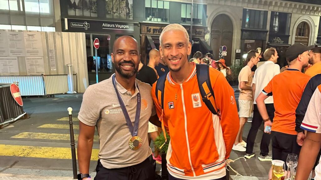 Brian Benjamin (l) naast gouden medaille-winnaar Worthy de Jong, Parijs 2024