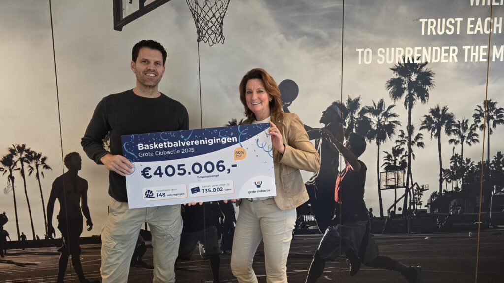 Maarten Hoffer en Caroline Stevens nemen cheque Grote Clubactie in ontvangst (december 2025)