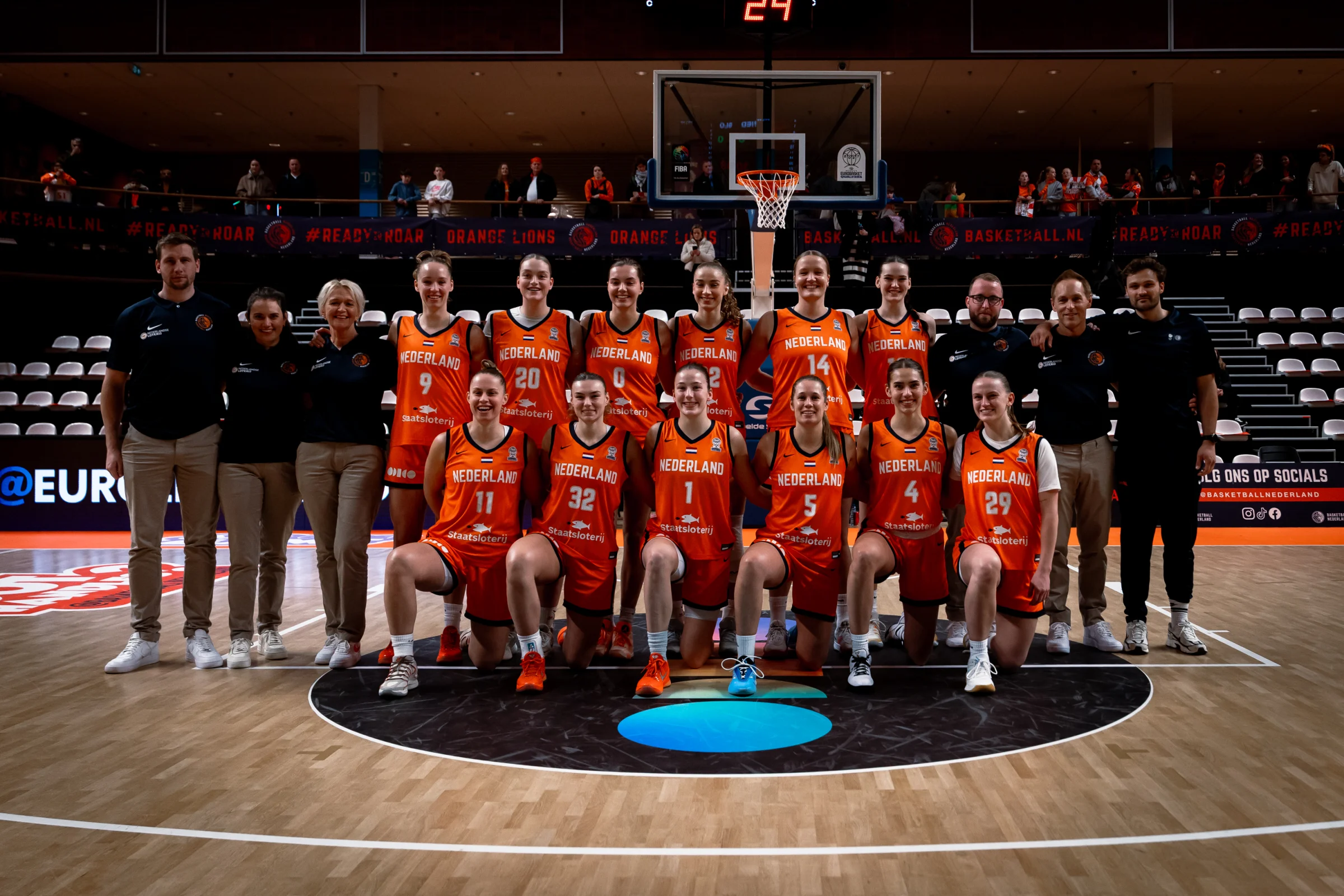 De Orange Lions-vrouwen voorafgaand aan een uitduel tegen Estland (november 2025)