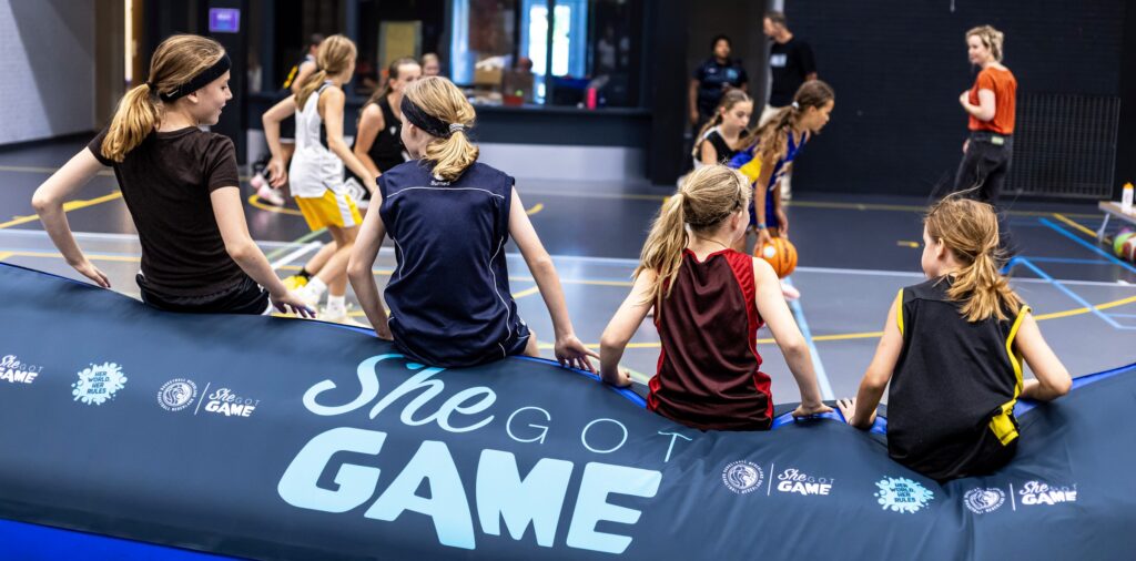 Meiden kijken toe tijdens een SGG evenement (herfst 2025)