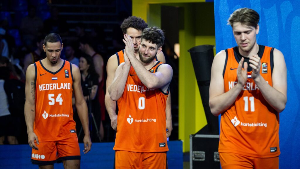 De Nederlandse 3x3 mannen bedanken het publiek na een derde plaats in de FIBA 3x3 Champions Cup (maart 2026)