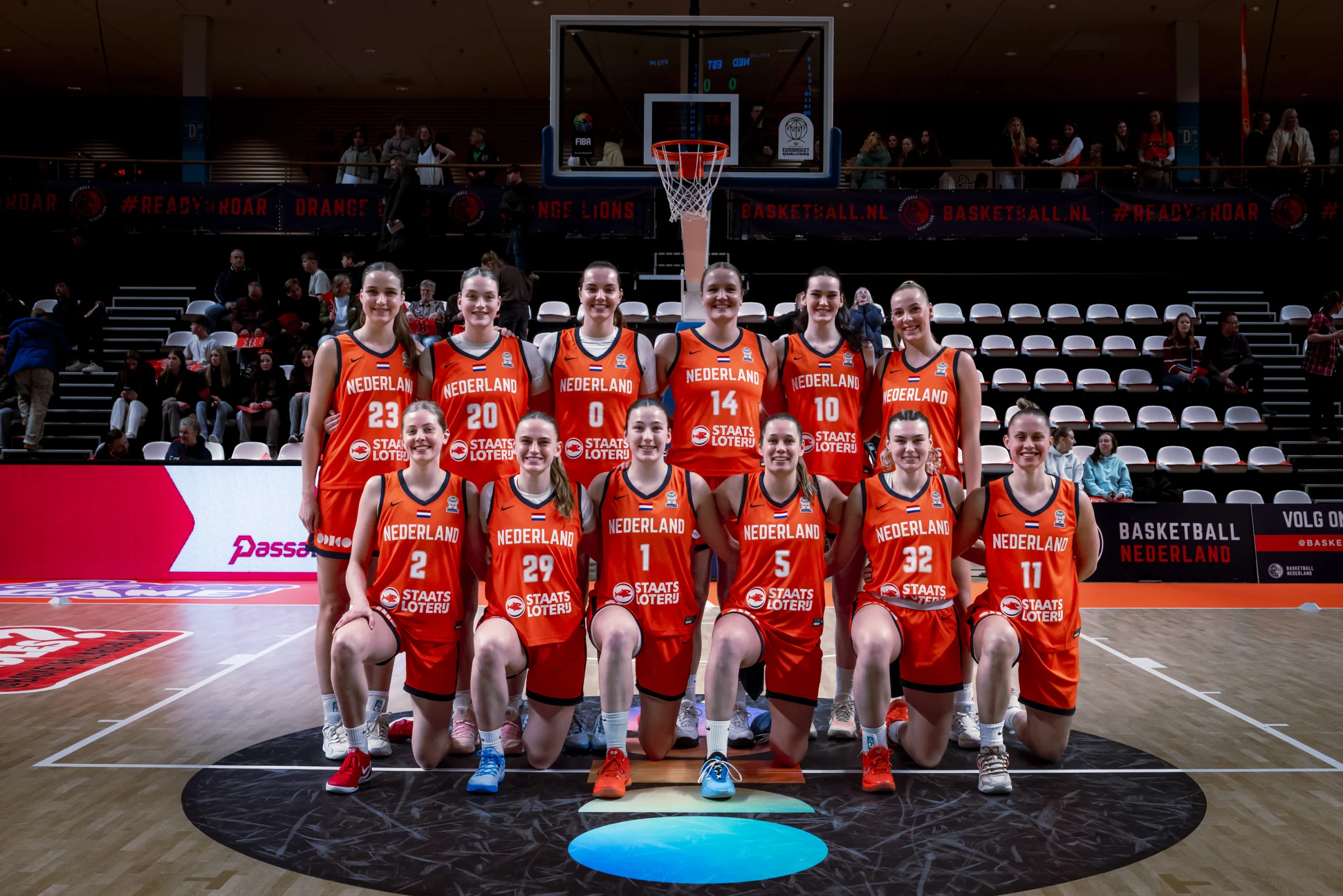 De Orange Lions-vrouwen voorafgaand aan een uitduel tegen Estland (november 2025)